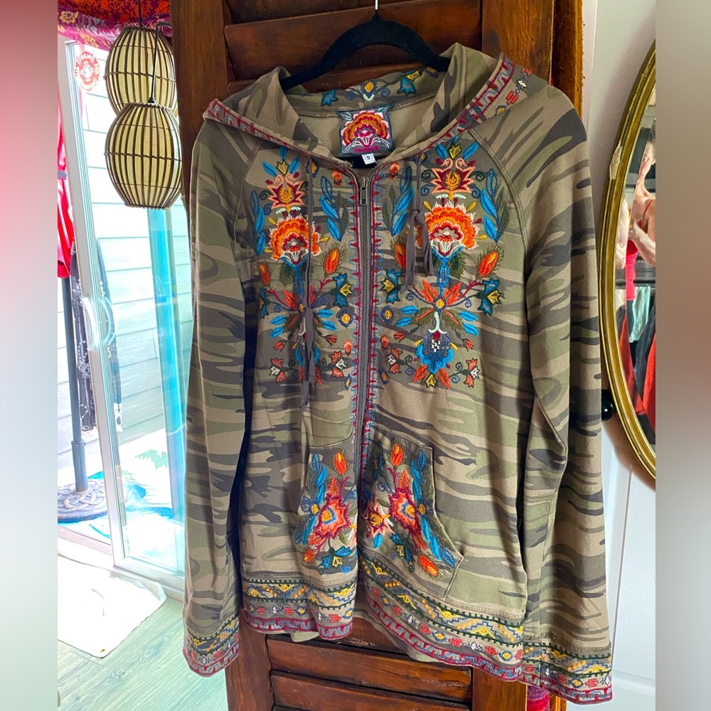 Johnny was embroidered hooded camo sweatshirt sz S